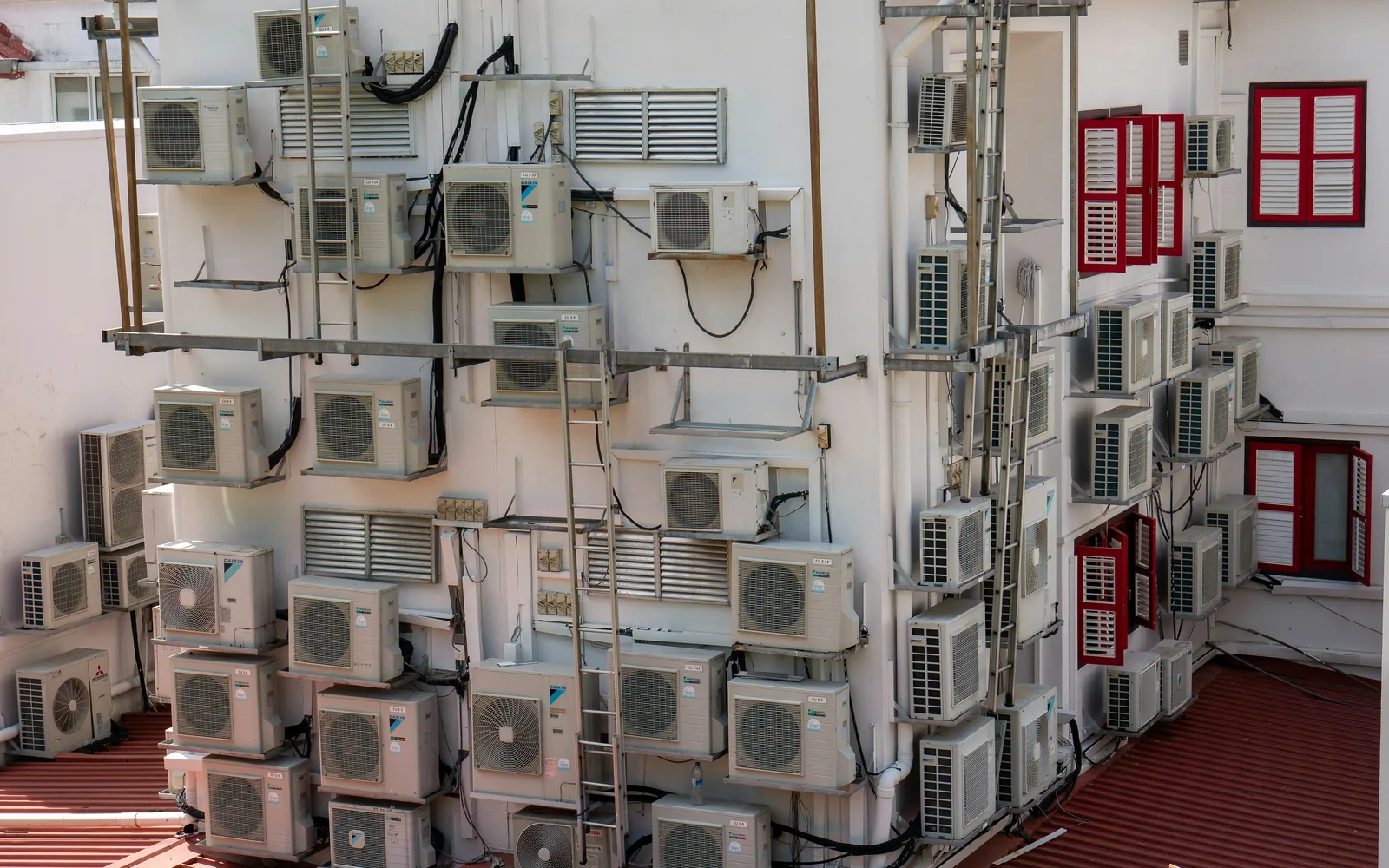 Çok katlı bir binanın cephesindeki VRF dış üniteleri